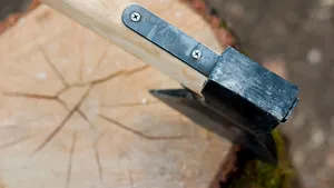 Primarul unei comune din România a DISTRUS cu toporul un local pe care voia să îl evacueze