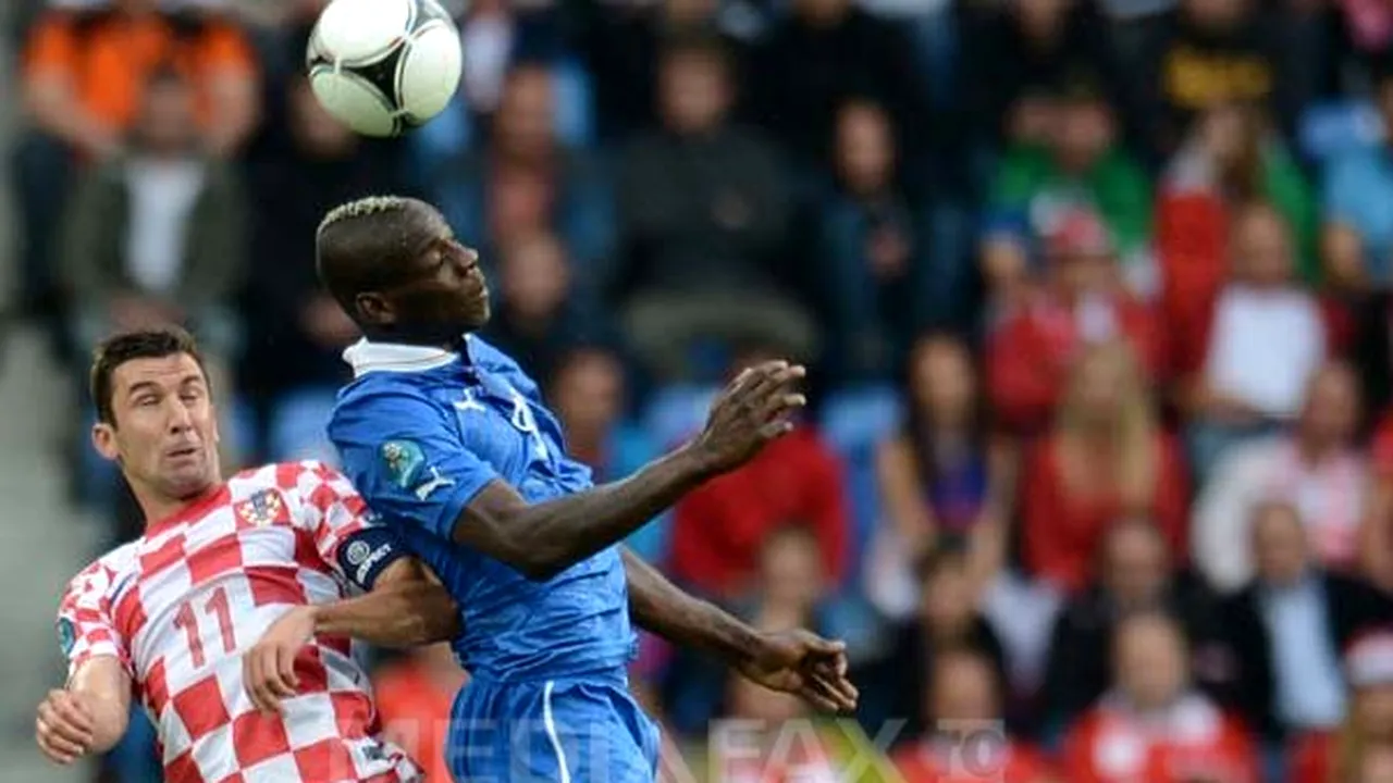 Balotelli, ţintă a croaţilor rasişti. Suporterii au aruncat cu banane înspre el