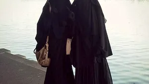 Povestea tulburătoare a două adolescente austriece care au mers în Siria să se alăture Statului Islamic. Una a decedat în război, cealaltă ar fi fost bătută până la moarte - FOTO