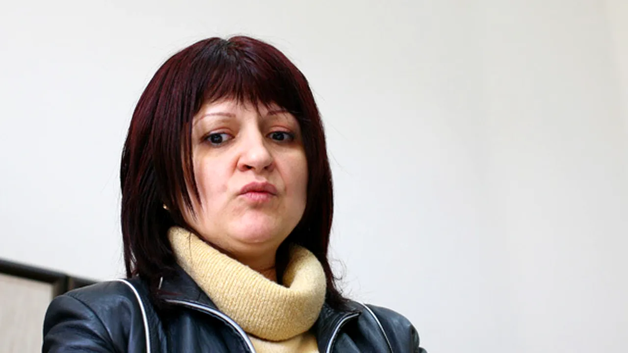 Profesoara acuzată de comportament indecent vrea să îl dea în judecată pe prefectul de Buzău
