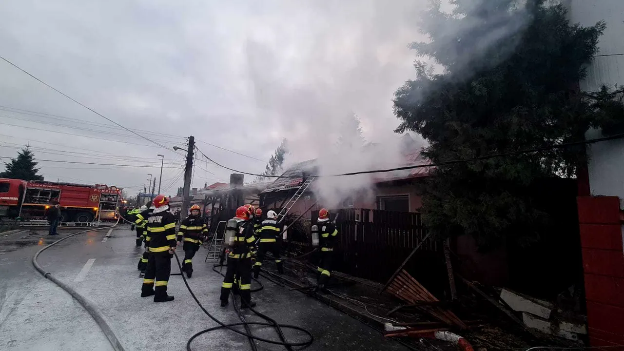 Incendiu la o casă şi un magazin din Voluntari