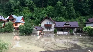 Ploile au făcut ravagii: Case inundate şi maşini avariate în urma furtunilor, în 21 de localităţi din ţară