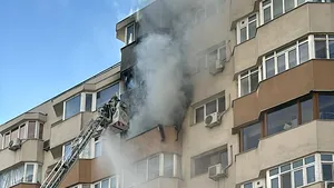 Incendiu produs la un apartament situat pe Calea Dorobanţilor. Două persoane au fost duse la spital