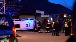 Un microbuz înmatriculat în România s-a răsturnat în Ungaria. Şoferul, o femeie, a decedat, iar nouă pasageri au fost răniţi