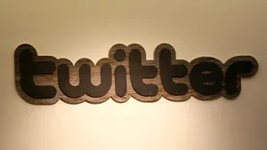 Twitter îşi schimbă termenii de utilizare pentru a interzice mesajele 