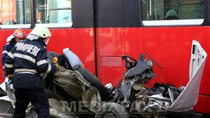 Un tramvai a deraiat la Iaşi: Un mort şi mai mulţi răniţi - FOTO