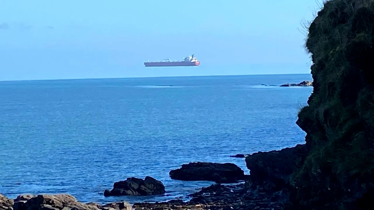 O „navă plutitoare” a fost fotografiată în largul coastei Cornwall 