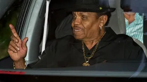 Joe Jackson, tatăl cântăreţilor Michael şi Janet Jackson, externat dintr-un spital brazilian - VIDEO