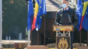 COMENTARIU Lelia Munteanu: Repetiţie cu costume pentru un spectacol militar care nu va avea loc  