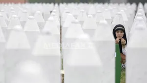 ANALIZĂ: Bosnia marchează 20 de ani de la masacrul de la Srebreniţa