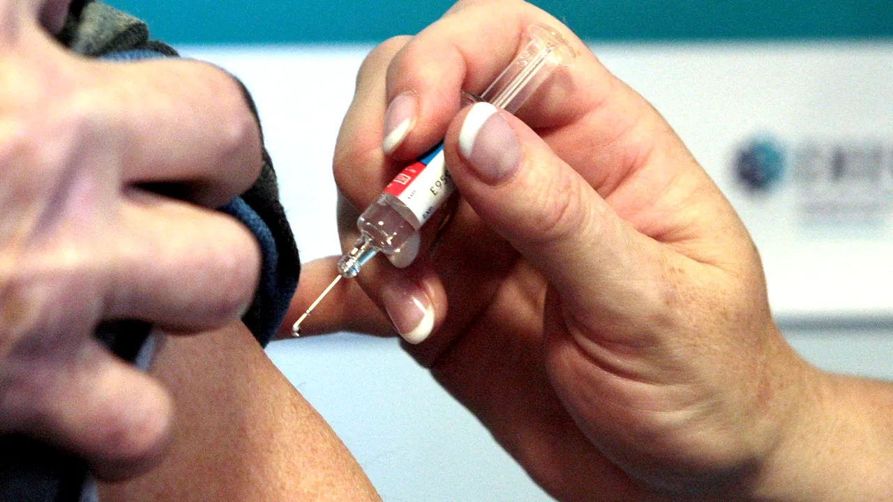 Vaccinul lui Vladimir Putin împotriva coronavirusului „a fost aprobat după teste pe doar 38 de persoane”. Ce arată documentele oficiale