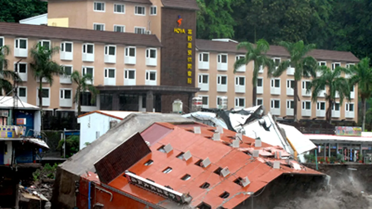 Un hotel din Taiwan s-a prăbuşit, în urma inundaţiilor provocate de taifunul Morakot