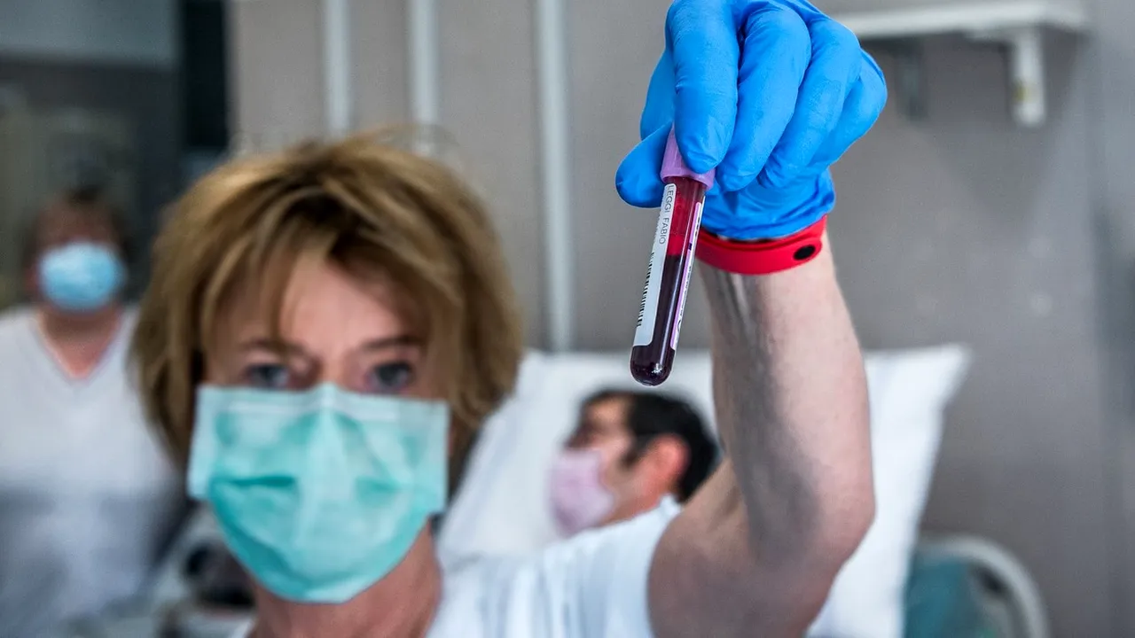 Cu un pas mai aproape de descoperirea vaccinului pentru coronavirus: rată de supravieţuire de 100% după un tratament experimental aplicat pe şase pacienţi în stare critică 