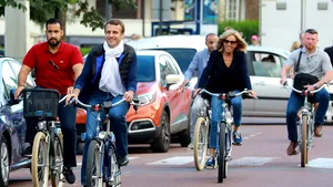 Preşedintele Franţei şi Prima Doamnă, Emmanuel şi Brigitte Macron, joviali pe biciclete, în Le Touquet | FOTO