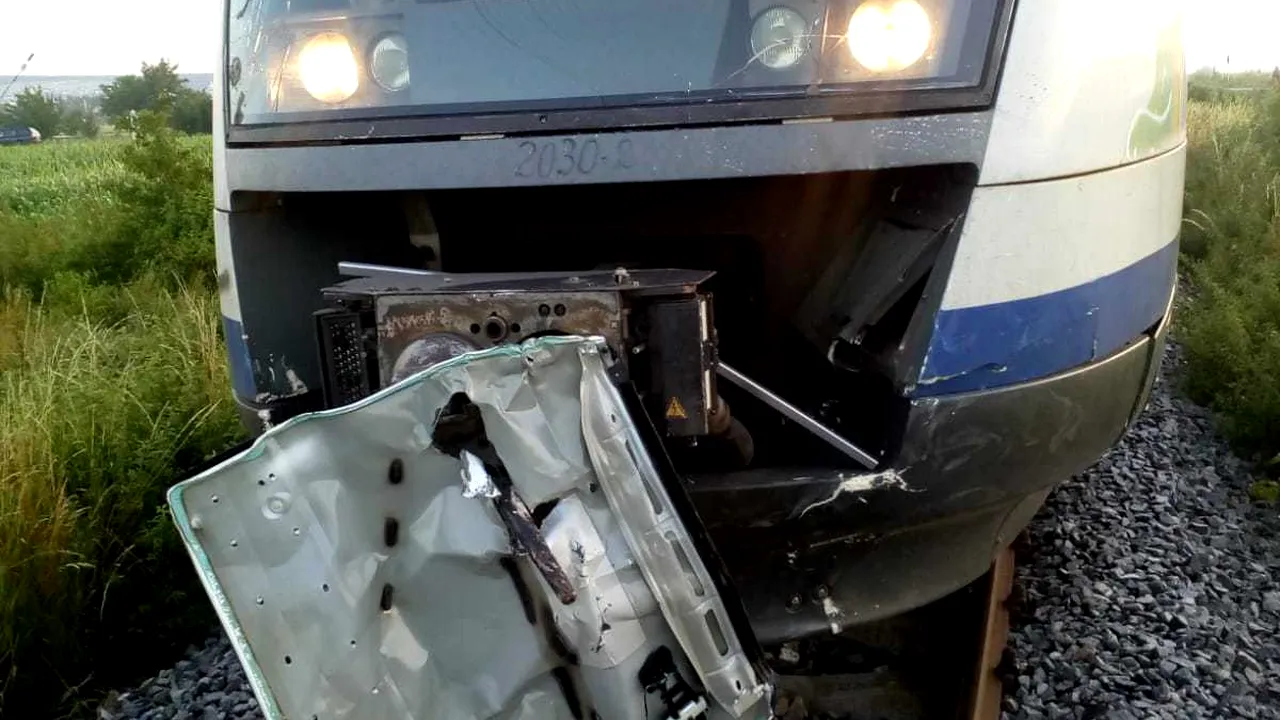Accident GRAV în Mureş: Un mort şi trei răniţi, după ce un tren a lovit o maşină