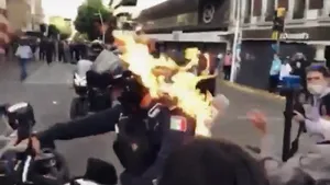 VIDEO ŞOCANT: Momentul în care protestatarii îi dau foc unui poliţist, în timpul manifestaţiilor. Protestele s-au extins şi în alte ţări