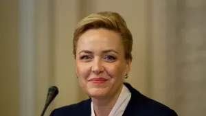 Carmen Dan, ministrul de Interne, a primit flori în trafic chiar de la .... subalternii săi. Filmarea, postată chiar de fericita norocoasă