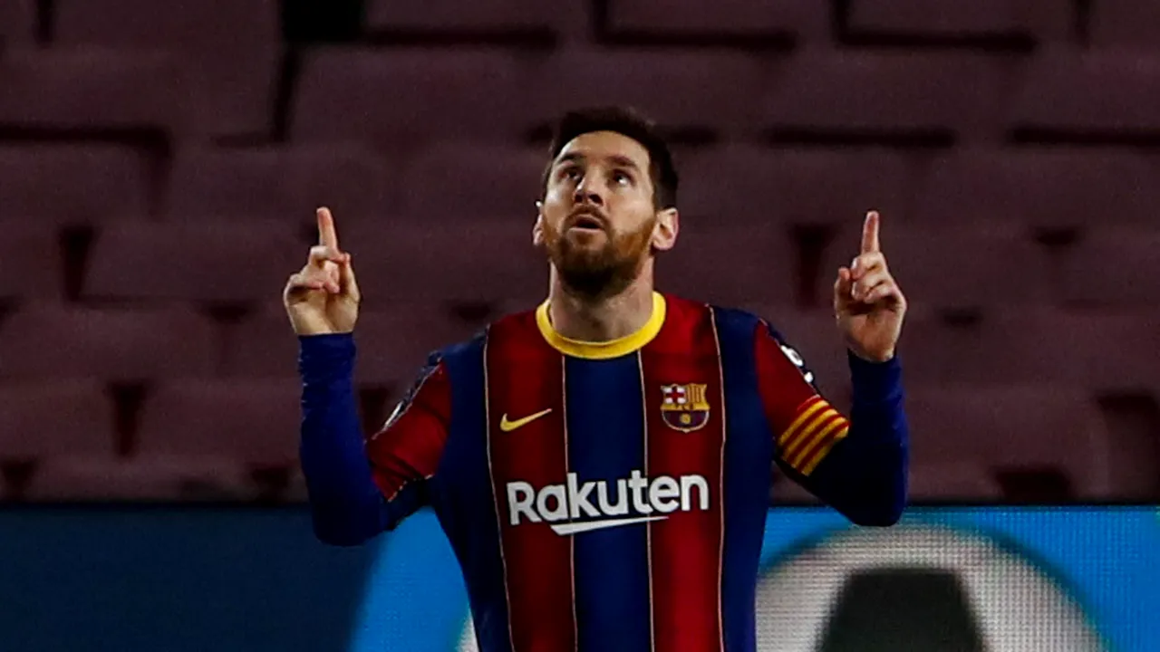 VIDEO Un fan disperat a venit la stadionul „Nou Camp” şi, în genunchi, l-a strigat pe Messi: ”Te iubesc!”