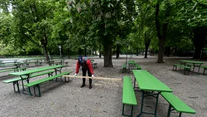 Restaurantele şi terasele rămân închise, iar proprietarii reacţionează în consecinţă. “E o privare a libertăţii”