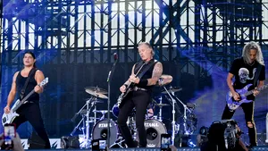 Metallica strânge fonduri pentru cei din spitale şi baruri