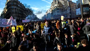 Noi proteste în Franţa, faţă de reforma pensiilor: Aproape 200.000 de persoane au ieşit în stradă. 11 oameni, arestaţi. VIDEO