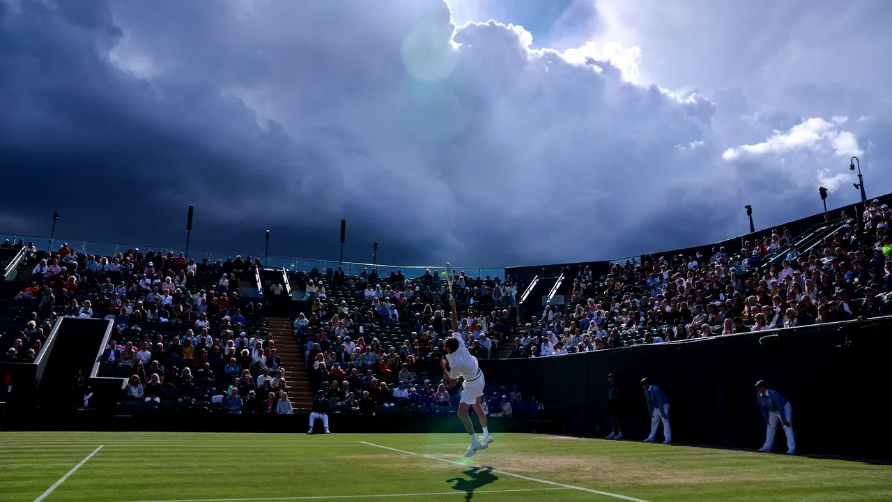 Medvedev învinge ploaia şi pe Struff pentru a ajunge în turul patru la Wimbledon