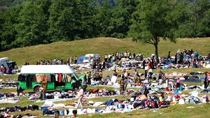 Sute de romi sărbătoresc la Costeşti Ziua Naţională a Romilor, de Sfânta Maria Mică