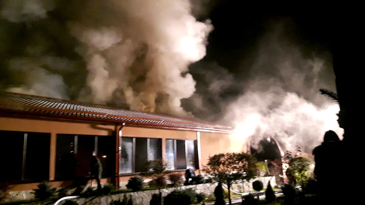 INCENDIU la centrul SPA al unui hotel din Sovata. Un angajat a fost intoxicat cu fum, turiştii fiind evacuaţi | FOTO