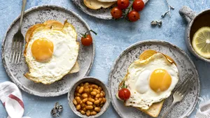 Ouă prăjite fără mizerie și arsuri: secretul stă într-un ingredient pe care îl ai deja acasă