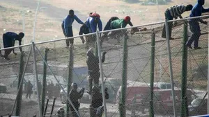 Peste 200 de persoane au pătruns cu forţa pe teritoriul exclavei spaniole Melilla din Africa de Nord