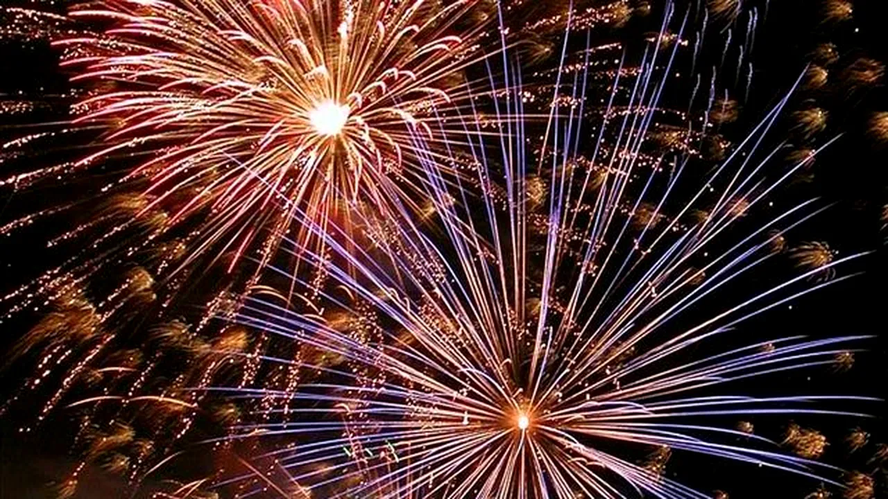 Revelion în ţară: Petreceri în stradă, căsătorii de Revelion şi spectacole de artificii în noaptea dintre ani