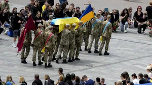 Sute de persoane au participat în Kiev la funeraliile activistului ucrainean de 24 de ani, ucis de ruşi 