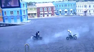 IMAGINI ŞOCANTE cu un motociclist lovit de o maşină în timpul unei cascadorii. Ce credeţi că a păţit? - VIDEO