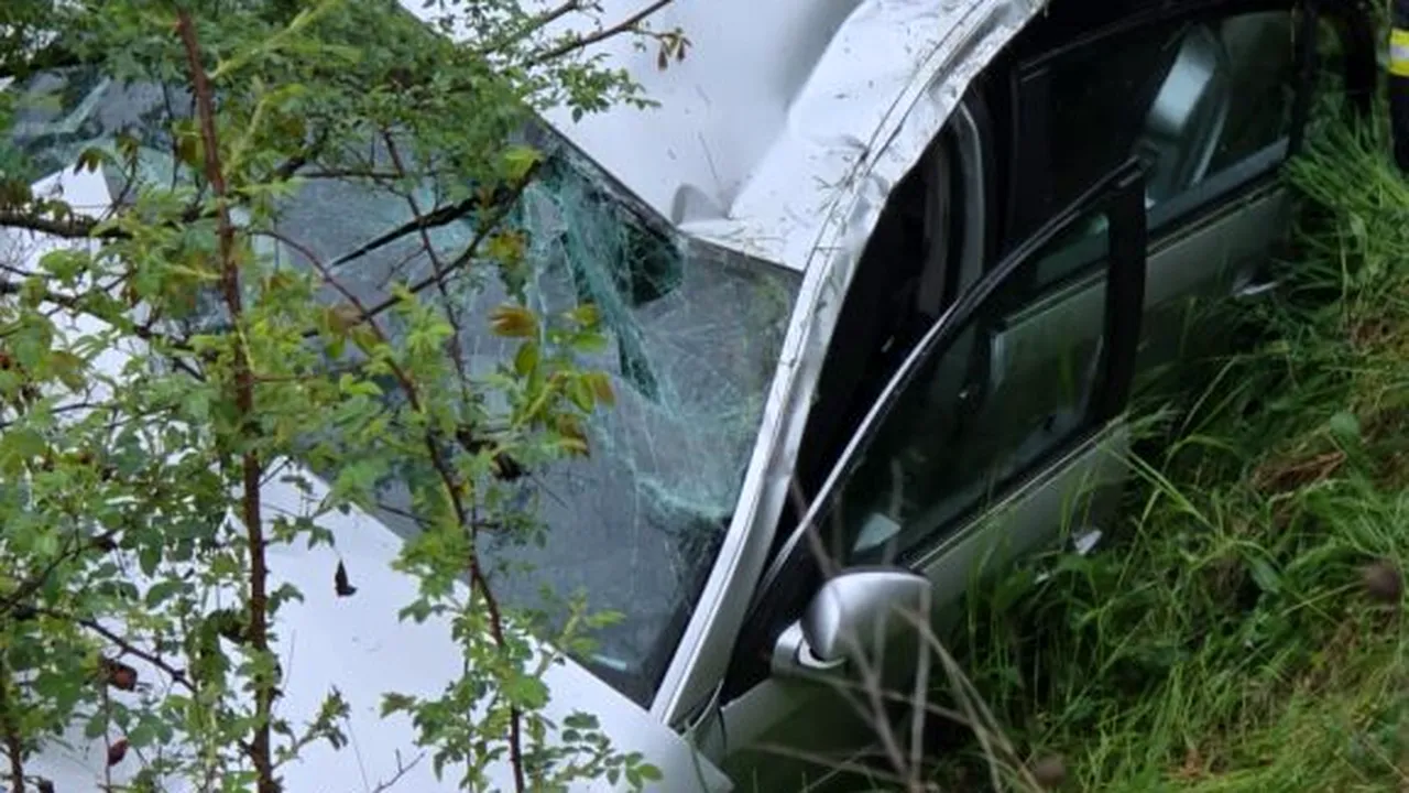 O mașină a căzut într-un canal din Târgu Neamț. Persoanele din vehicul au fost transportate la spital