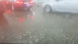 Trafic oprit în zona barajului Siriu din judeţul Buzău din cauza unor căderi de pietre/ În zonă plouă torenţial | FOTO, VIDEO