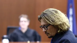 Johnny Depp depune mărturie în procesul intentat fostei soţii. Actorul susţine că nu a lovit niciodată o femeie