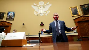 Epidemiologul şef de la Casa Albă ia apărarea preşedintelui. Deciziile luate de Trump în baza politicii de COVID-19 salvează vieţi
