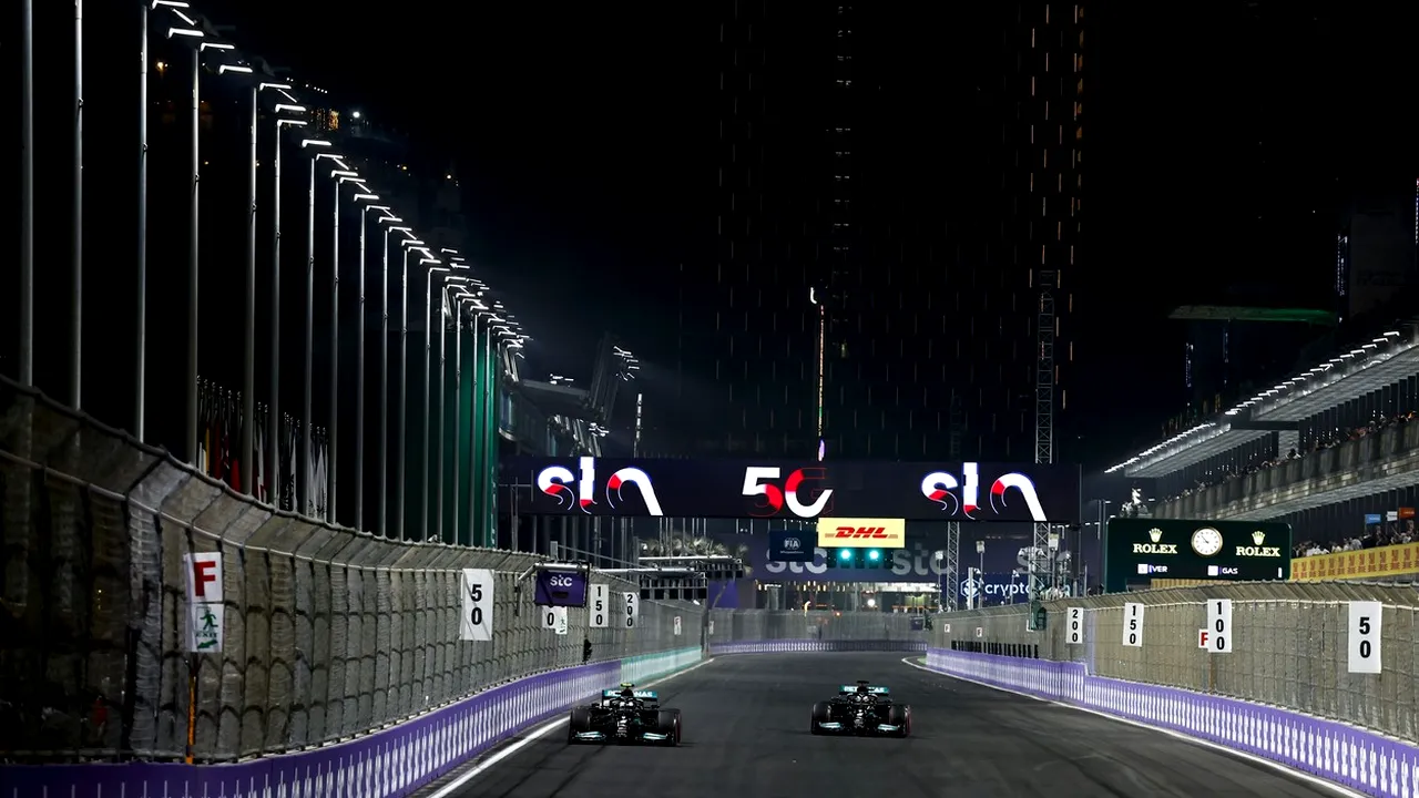 Hamilton se află în pole-position. Verstappen ocupă locul 3 în calificările GP-ului Arabiei Saudite