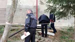 Bloc cu risc de PRĂBUŞIRE. Zeci de persoane au fost evacuate de urgenţă/ UPDATE: Termenul preliminar de aşteptare pentru locatarii evacuaţi - şase luni