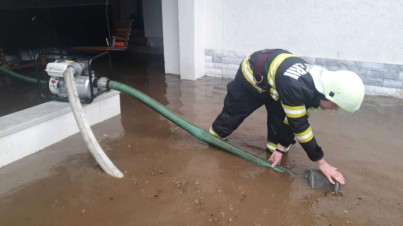 IGSU: 42 de localităţi din 19 judeţe, afectate marţi de furtuni