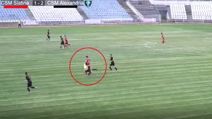 VIDEO Fault? Moment amuzant în derby-ul etapei din Liga a 3-a. Un arbitru a căzut după ce s-a împiedicat de un jucător