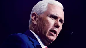 Pence îi linişteşte pe kurzi şi discută despre proteste cu premierul în timpul unei vizite în Irak