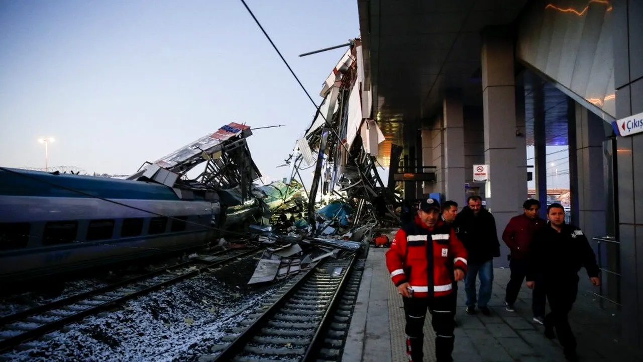 ACCIDENT FEROVIAR în Turcia: Nouă morţi şi peste 47 de răniţi, după ce două trenuri de mare viteză s-au ciocnit, la  Ankara| FOTO, VIDEO 