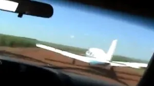 Acţiune ca în filme: Cum a fost oprit un avion care decola de o maşină a poliţiei - VIDEO