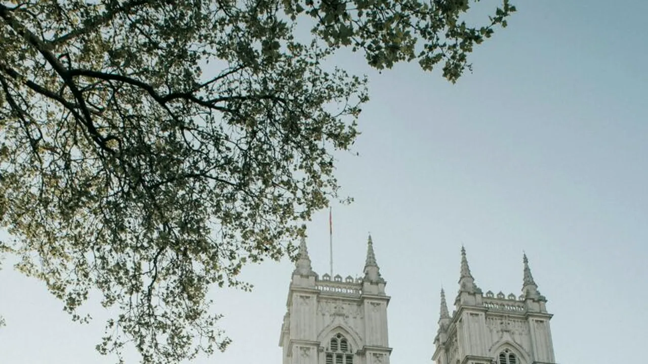 Episod neobișnuit într-o biserică din Londra. Un episcop desculț și în halat de baie a oprit concertul unui cor bisericesc: Plecați din casa mea