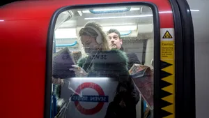 Metroul din Londra, arhiplin în prima zi după ce Boris Johnson a anunţat restricţii dure privind deplasările