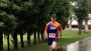 VIDEO Pasiunea pentru sport nu ţine cont de împrejurări. Dacă nu a ajuns la maraton, un jandarm gălăţean a alergat 10 kilometri în unitate