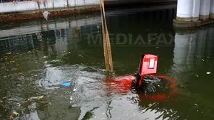O maşină a căzut în Lacul Floreasca. O persoană a fost găsită decedată. Scafandrii caută alte posibile victime - FOTO