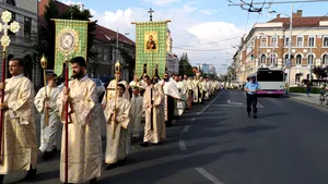 Rusalii la Cluj: Peste 2.000 de credincioşi s-au rugat pentru roadele câmpului în timpul procesiunii 