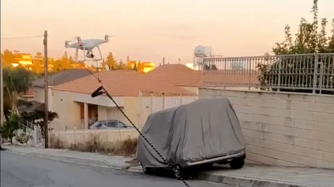VIDEO Un om aflat în izolare şi-a plimbat câinele cu ajutorul unei drone
